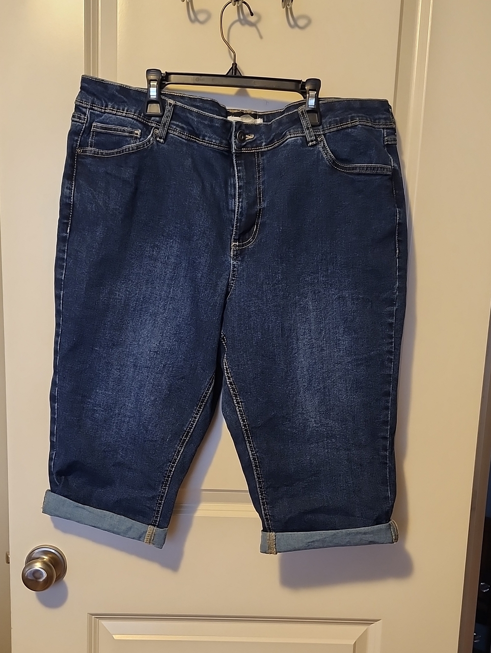 CHARLIE B Dark Indigo Cropped Denim Capris EUC